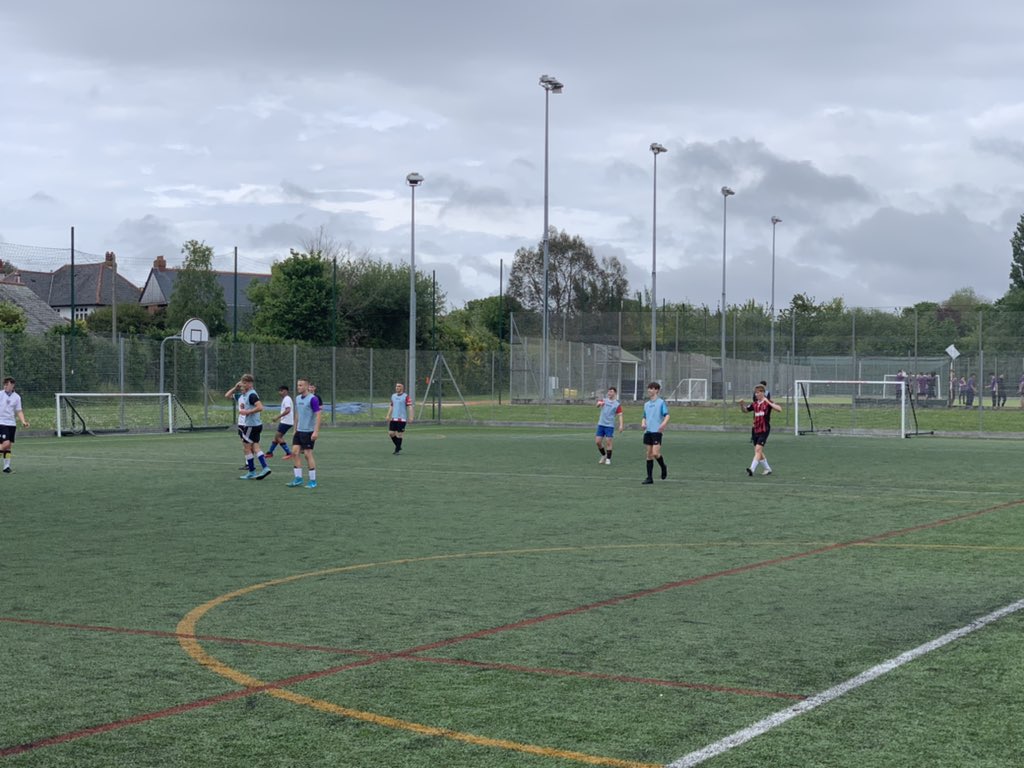 exmouthccsport's tweet photo. Incredible numbers at Post 16 sport today 👏👏👏👏👏 #getinvolved #exercisehelps @ExmouthCollege https://t.co/QQKg80MWtE