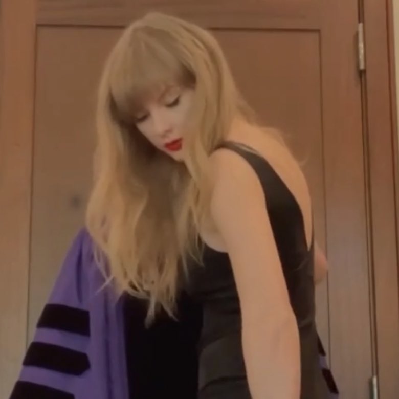 cardigonts's tweet photo. DOCTOR SWIFT https://t.co/iK0UNgsvwn