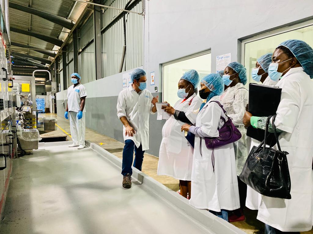 promovecomercio's tweet photo. Técnicos do #INNOQ visitaram ontem a Sociedade das Águas de Moçambique (#SAM), no Distrito de Namaacha, província de Maputo.
A visita enquadra-se na capacitação de formadores de auditores em matérias de segurança de alimentos baseada nos princípios do #HACCP e na norma #ISO_22000 https://t.co/OtN6rqjLsM