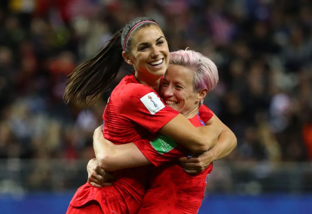 ⚽️ Día histórico en el mundo del fútbol.

🇺🇸 La Federación de Estados Unidos anunció un acuerdo hasta 2028 para que las selecciones masculinas y femeninas tengan el mismo salario.

💰 Compartirán los beneficios que obtengan por participación en Mundiales e ingresos comerciales.