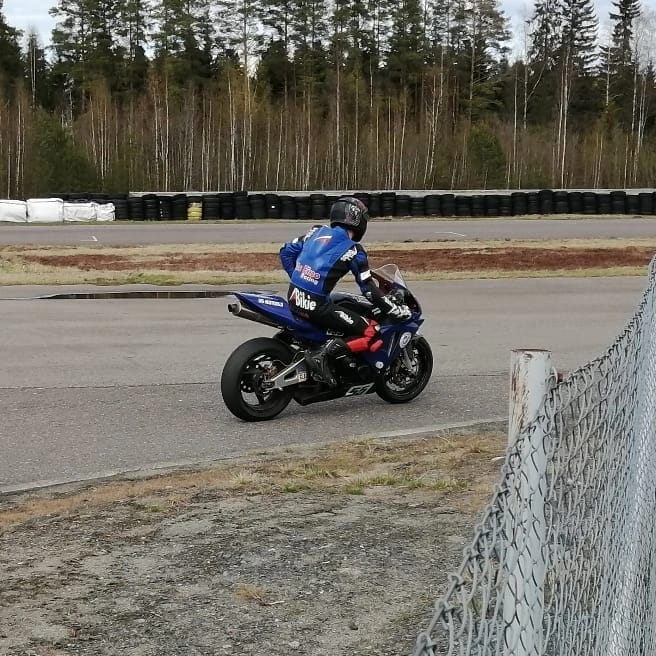 BikieWears's tweet photo. Here we go with our happy Client for a ride in beautiful ❤️ weather of Finland with our customer 😍.
.
You can see how the suits get fit according to your body and you will feel as comfortable as you feel in your regular t-shirt 👕.
.
Si, what are you waiting for? DM now to order https://t.co/1381a0HUzl