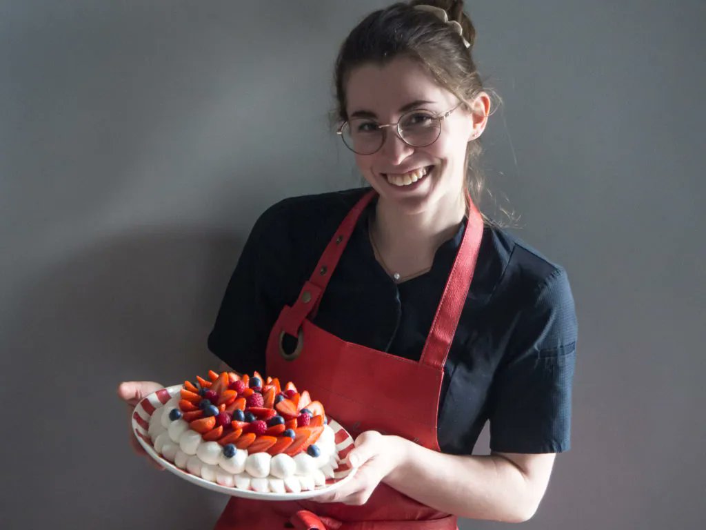🍓🏰☁️Règle numéro 1 du pâtissier : toujours traiter les gourmands comme des reines et des rois ! Cette semaine bienvenue au Chateau dans les nuages aux fruits rouges, une pavlova royalement fruitée

nicolas-bernarde.com/folies-de-la-s…

#PâtisserieDuSamedi #fraise #meringue