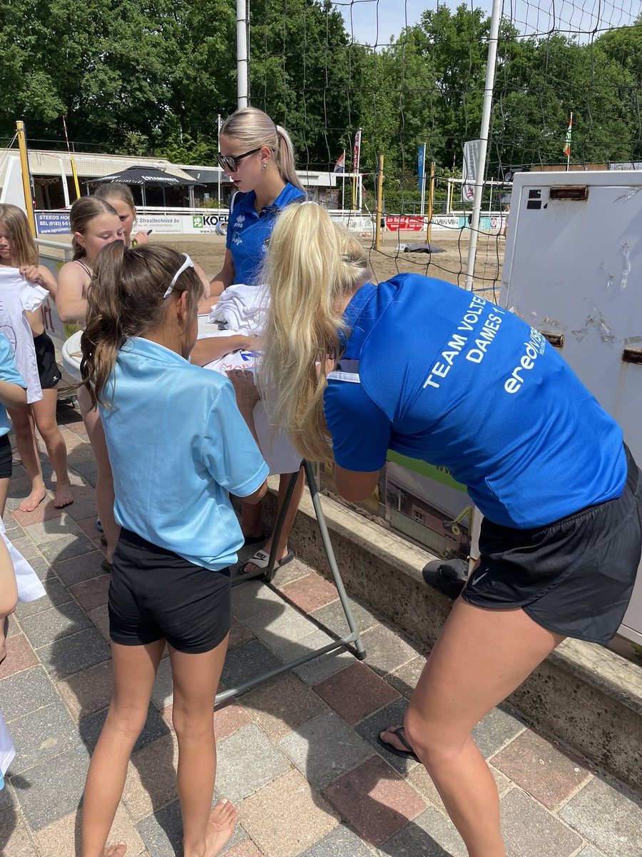 KBSS 4-4 #beachvolleybal scholentoernooi op de Copakadijk met school uit Sliedrecht en diverse scholen uit <a href="/gemeentealtena/">Gemeente Altena</a> 
Uiteraard ook handtekeningen vragen van <a href="/SchoonRaisa/">Raïsa Schoon - Beachvolleyball</a> en <a href="/LynnvanMill1/">Lynn van Mill</a>