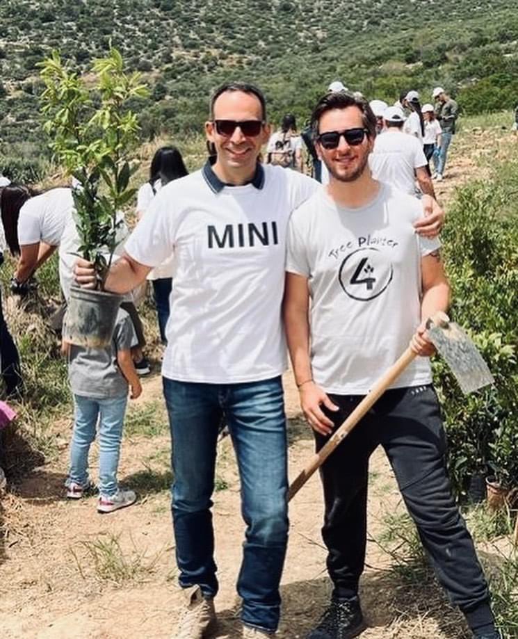 OfficialWe4all's tweet photo. Αυτή τη φορά ��ταν κοντά μας η @minihellas με τους ανθρώπους της, σε μια συνεργασία φύτευσης πάνω από 2.000 🌳🌳 σε Αττική και άλλες πληγείσες περιοχές. 

Η δράση είναι μέρος της καμπάνιας «με κάθε test drive του αμιγώς ηλεκτρικού MINI Cooper SE, φυτεύεται ένα δέντρο»🌳🌍 https://t.co/ruxmlUuWlq