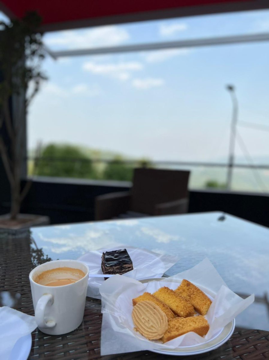 Ayeshabbasi_'s tweet photo. Happiness begins with a cup of tea. 🍵
Beautiful view 😍 Fantastic Chai ❤ at @CrownJewel___  Murree 
#summervacation #murree #weather #view #food #love #photo #evening #beautiful https://t.co/O7V9l8ZhXv