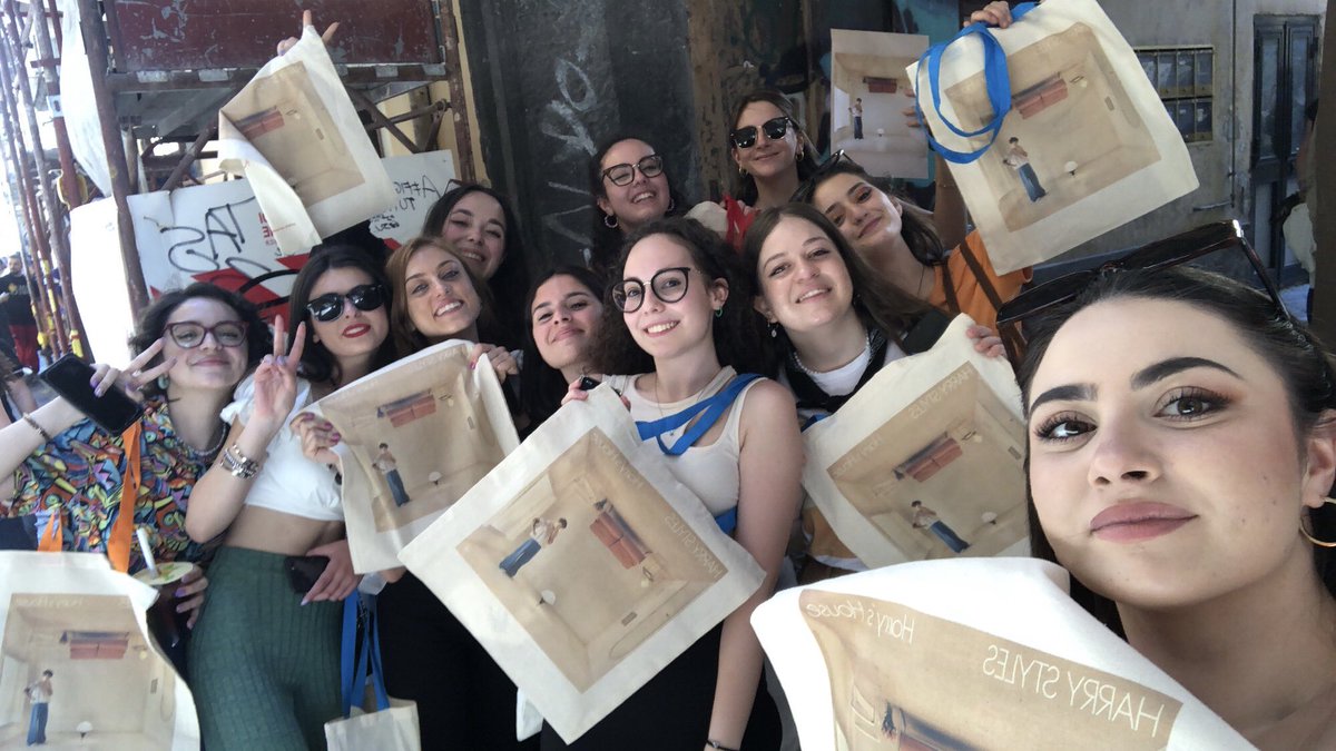 YouAreHomess's tweet photo. Listening Party Napoli #HarrysHouse https://t.co/EiF7PDZhAK