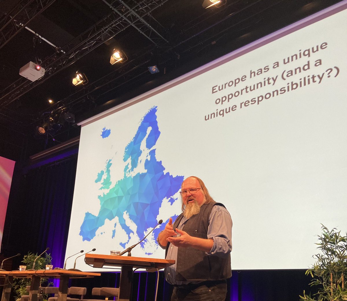 ‘Europe has a unique opportunity (and a unique responsibility?) to save public spaces at the internet’ says <a href="/EthanZ/">Ethan Zuckerman</a> - let’s talk about that role with the panel at conference.publicspaces.net/live/1 #pubconf2022 🇪🇺