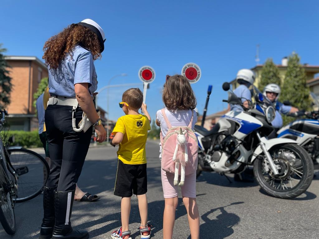 PMTerredargine's tweet photo. #GiroDItalia #PLGiro #18maggio #accadeora tutti in attesa dei ciclisti 👉piccoli tifosi! https://t.co/ho4hIrHgbr