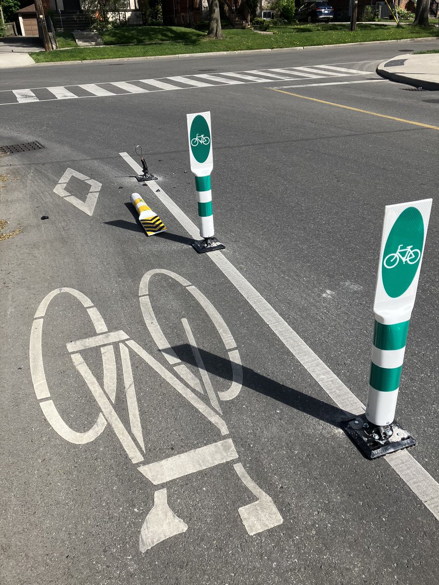 Audrey_3000's tweet photo. @cityofhamilton @hsr one day after installing these pylons for the bike lane, bus drivers have destroyed one of them. Workers just moved the pylons further up the street. Does that not defeat the purpose of having safety pylons on a corner? Delaware and Sherman. https://t.co/wKqCsLiSPC
