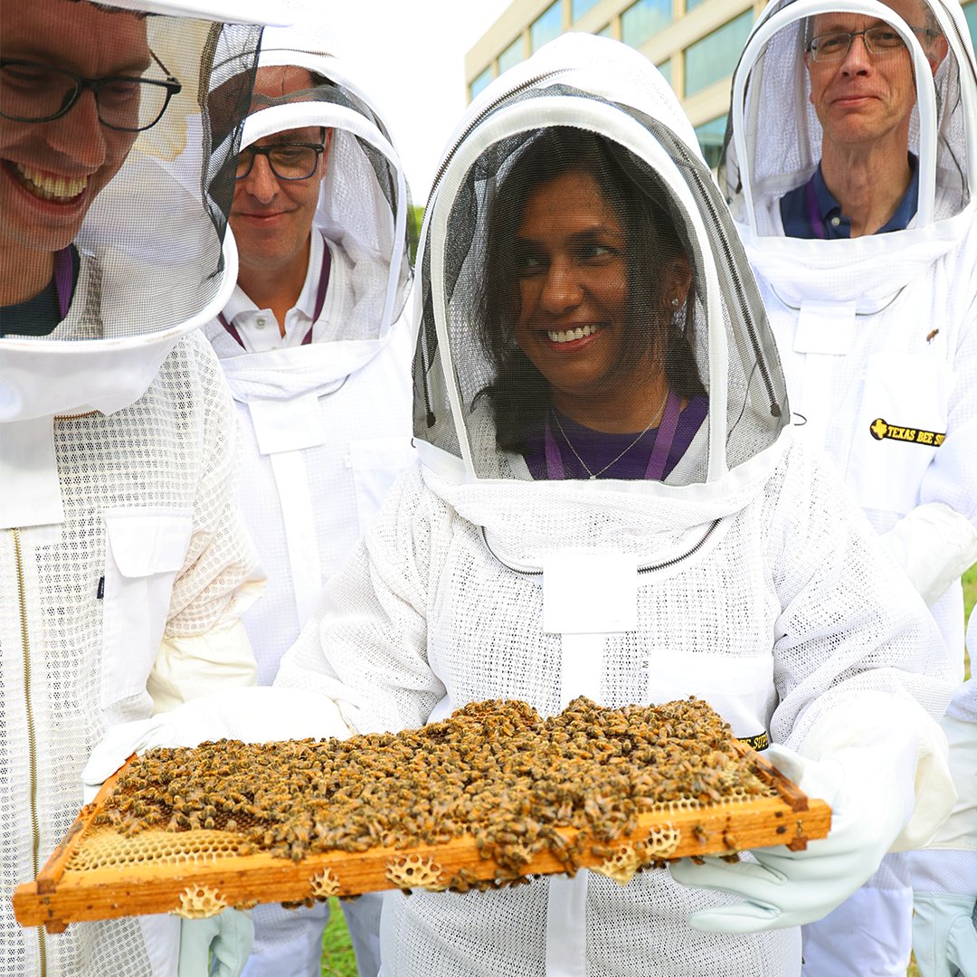 hivesforheroes's tweet photo. We led an executive leadership development training session with one of our corporate sponsors @TechnipFMC on their land. By the looks of those smiles, we think they had a bee-utiful bee experience! 🐝🇺🇸
#savebees #savevets #connecting #relationships #conservation #partnerships https://t.co/BG4XfSD5JM