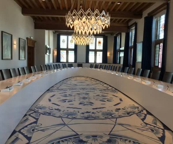 De partijen die niet meedoen aan de coalitieonderhandelingen willen dat alle achtergrondinformatie die gebruikt is tijdens deze onderhandelingen wordt geopenbaard. ‘We moeten uiteindelijk een gelijk speelveld creëren’. Lees verder: tinyurl.com/5n95s22a