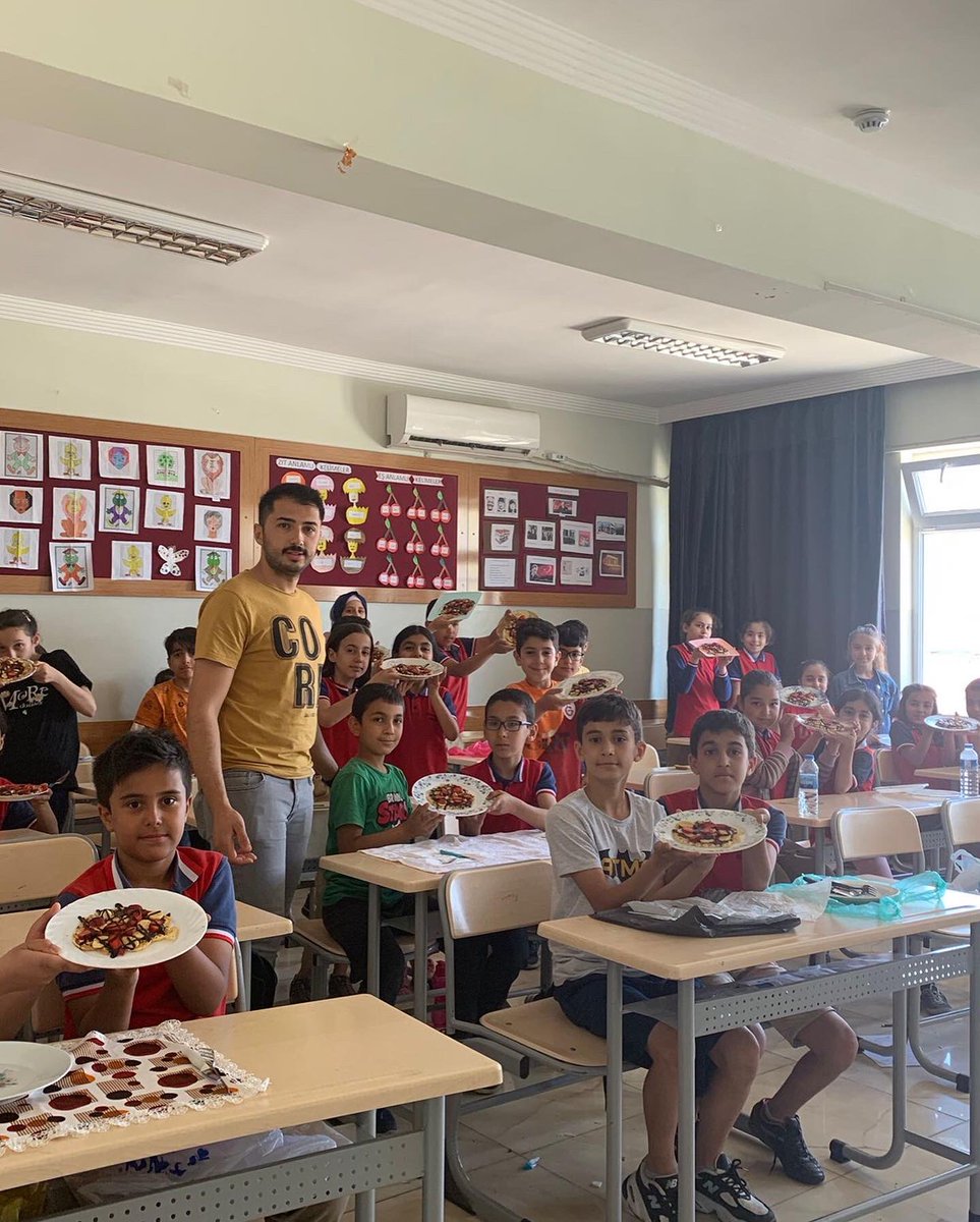 omerrusluu's tweet photo. Öğretmenim biz hiç waffle yemedik dediler sonuç 🤗🤗 @AlkanIlkokulu @mgurler27 @hsnSnmz27 @NizipilceMEM @Cgnde https://t.co/klv86ZDfWw