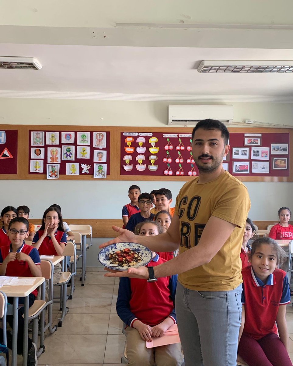 omerrusluu's tweet photo. Öğretmenim biz hiç waffle yemedik dediler sonuç 🤗🤗 @AlkanIlkokulu @mgurler27 @hsnSnmz27 @NizipilceMEM @Cgnde https://t.co/klv86ZDfWw