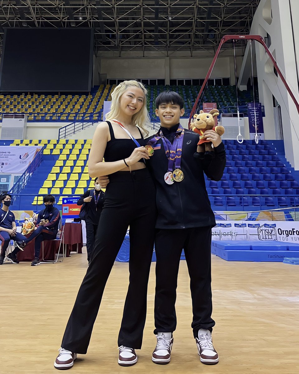 chloeanjeleigh's tweet photo. my biggest flex 🤍

proud of you mahal ko, congratulations ❤️‍🔥🇵🇭 https://t.co/7tK55v7h27