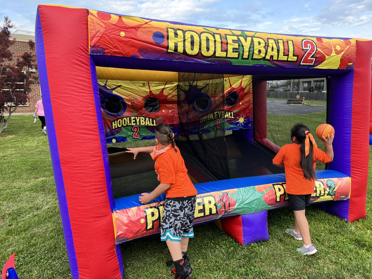 BRichburg78's tweet photo. Field Day @ Yates 2022💛💚. #TeamYates https://t.co/cTfuphmx9N