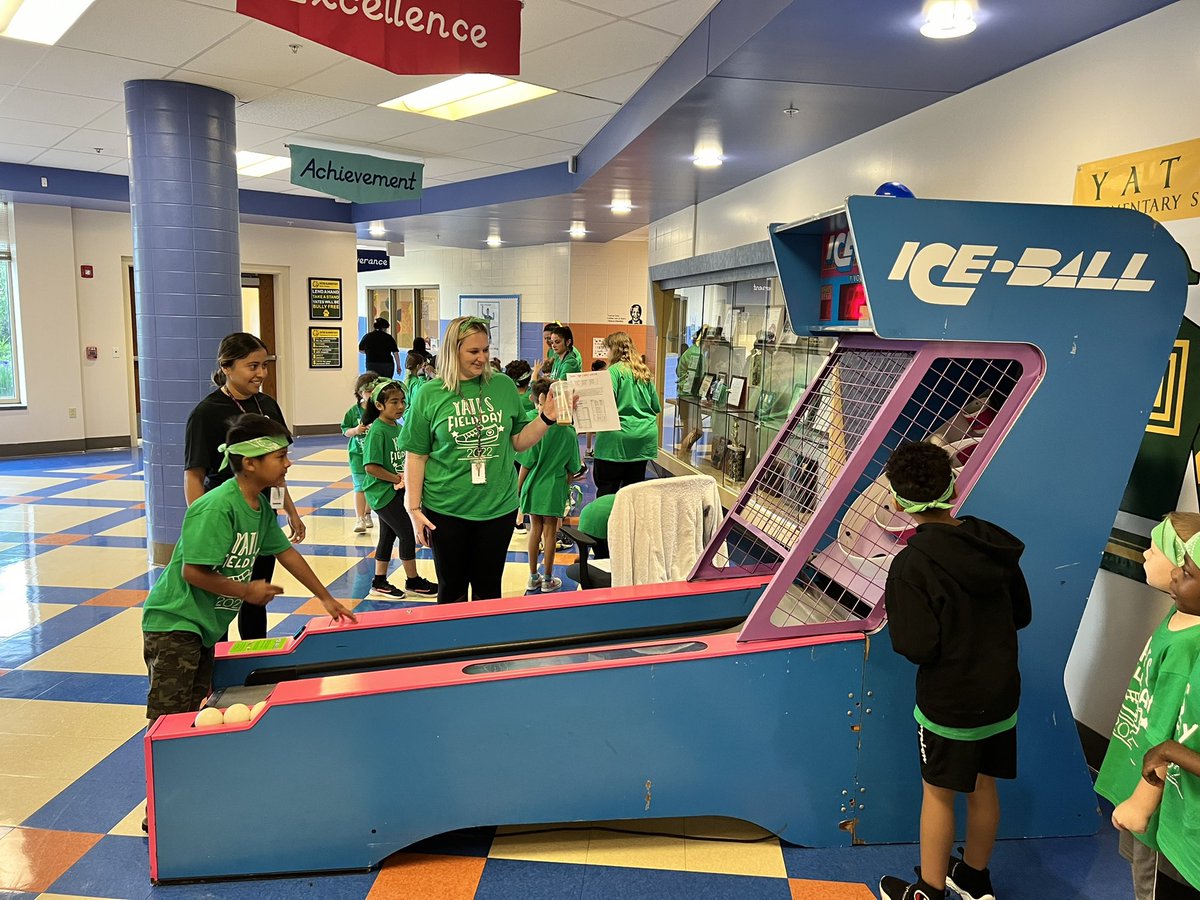 BRichburg78's tweet photo. Field Day @ Yates 2022💛💚. #TeamYates https://t.co/cTfuphmx9N