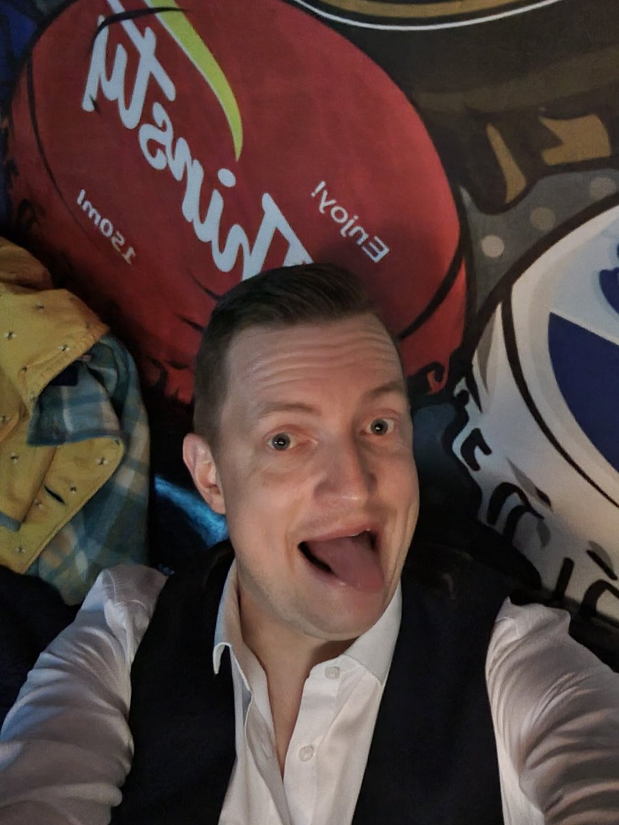 JamesNicholson1's tweet photo. @Caitlandia__ @Ms_Dalloway_ @RobThomson2528 @EmmyMBWilson @aliaconference Well we disnt get an 'after' photo but here I currently am at Kareoke 🎤⬇️😏 https://t.co/dwt6WtNGiJ