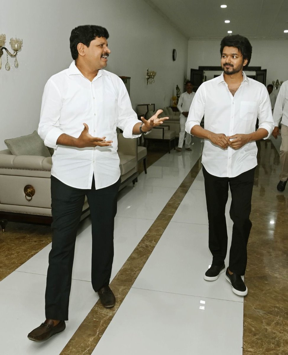 SantoshKumarBRS's tweet photo. Pleasantly surprise meet. Happy to meet @actorvijay garu along with @directorvamshi in Hyderabad. Thanked #Thalapathy for his contribution for our #GreenIndiaChallenge by planting a sapling the other day. Had a great time with the star.😊 https://t.co/JbpDgWDx1i