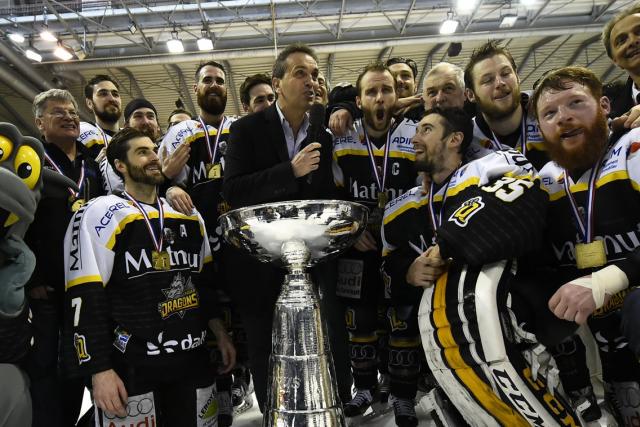 lequipe's tweet photo. Au côté de l'ancien président des Brûleurs de Loups de Grenoble Jean-Luc Blache, le journaliste de France Télévisions Laurent Bellet est candidat à la présidence de la Fédération française de hockey sur glace. https://t.co/mLkKRs8BYw https://t.co/9XNQFCpdCh