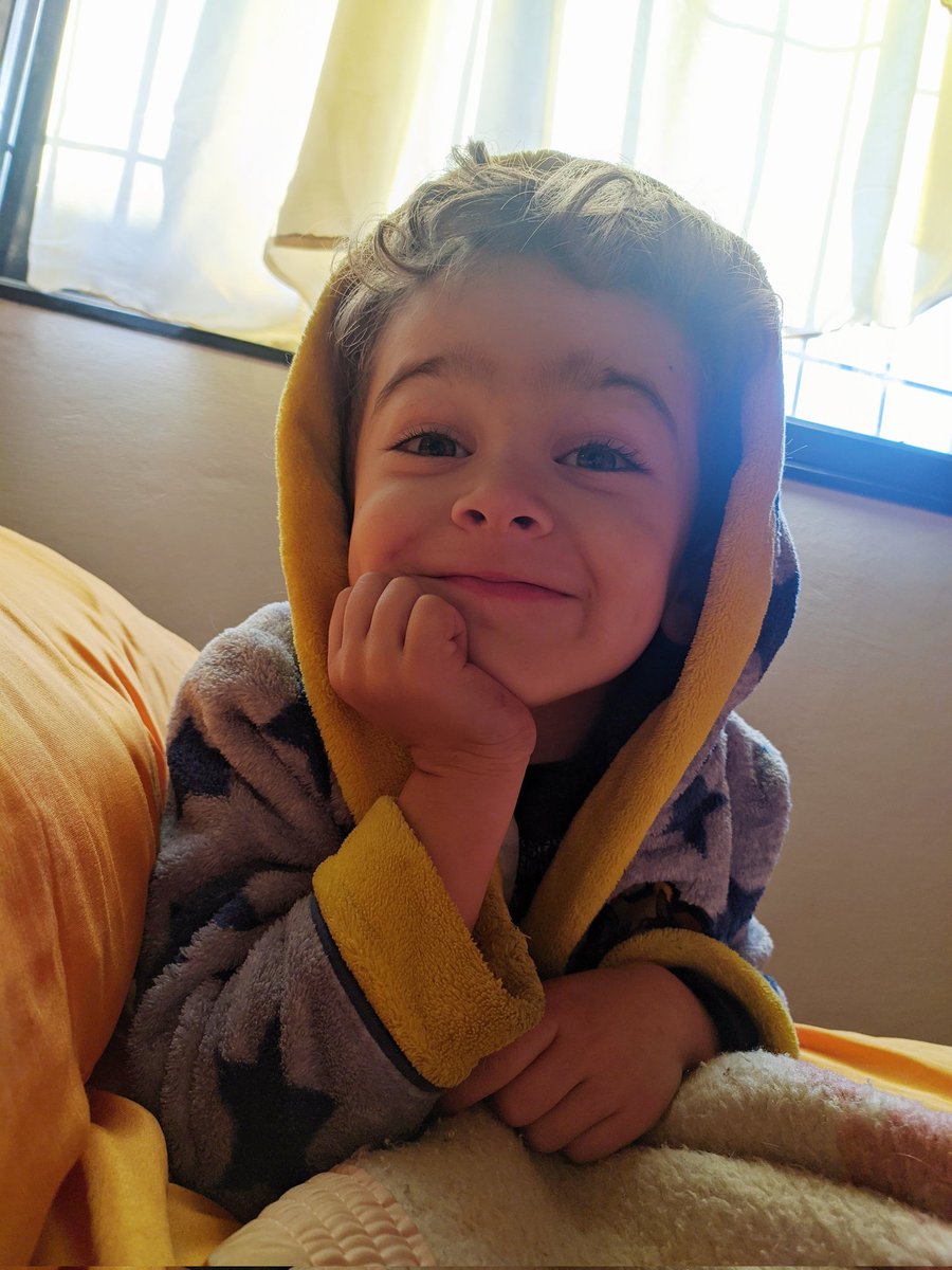 MarielCanitrot's tweet photo. Se despertó a las 7, se puso la bata,  me vino a buscar a la cama y me dijo con esa carita, desayunamos mami?

A cualquier persona le hubiese pegado una patada en el orto, a el en dos segundos ya le estaba calentando la leche y haciendole las tostadas. https://t.co/tTzkWlGLU4