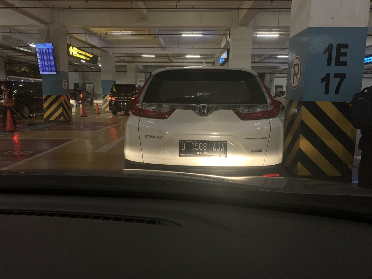 Wahai orang berpendidikan, tempat menaikkan/menurunkan penumpang berbeda dengan tempat parkir terminal 3 Soekarno Hatta Internasional.