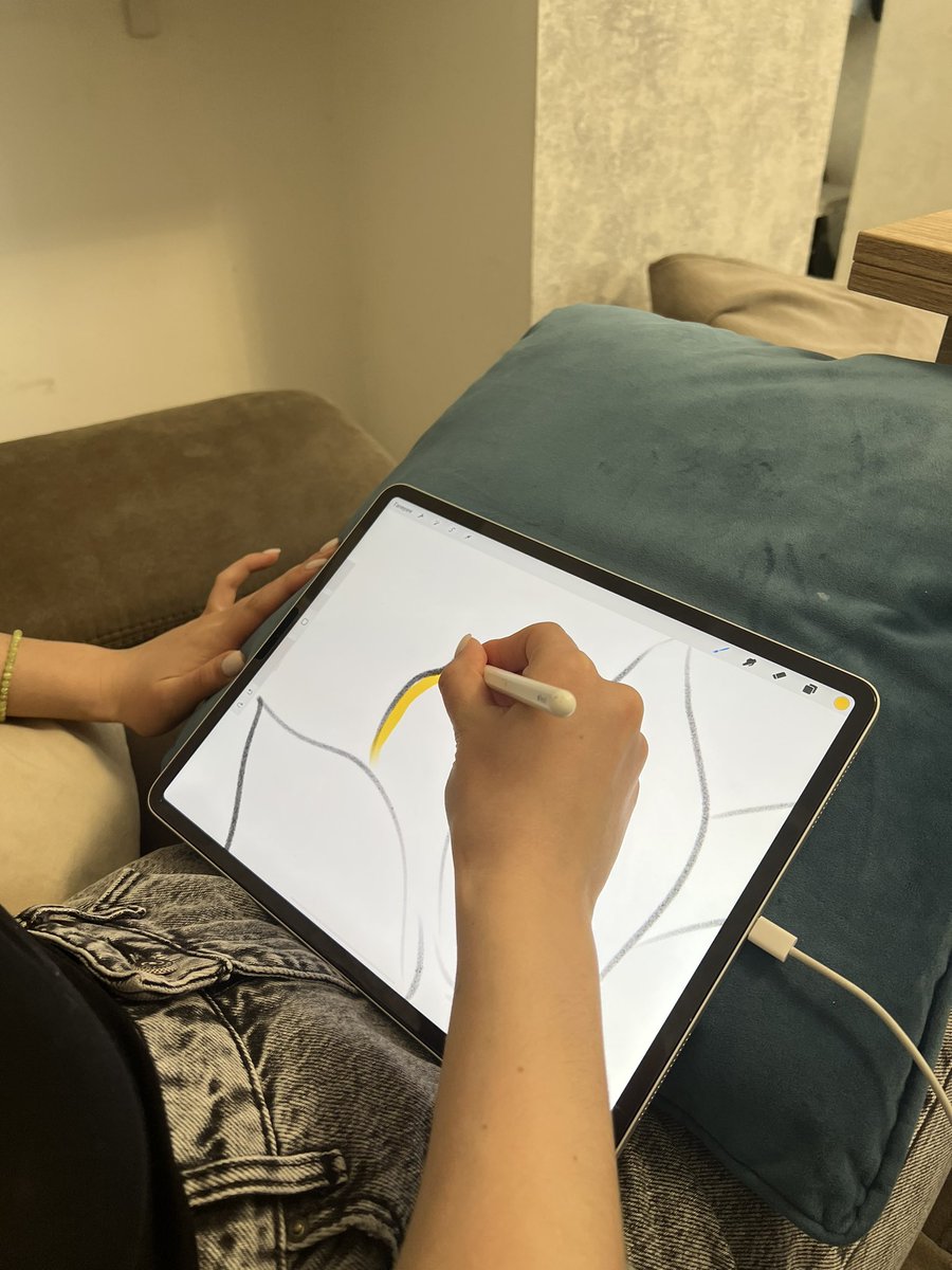 teaching my friend how to draw!💙😍