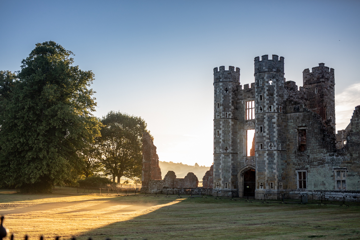We were delighted to welcome #thetudortravelguide who interviewed Paul Ullson of Raven Tor to find out exactly what life was like inside a Tudor kitchen here at Cowdray Ruins.  Watch the full YouTube video here: ow.ly/aVfp50J62Fs
#Tudorbuilding <a href="/CowdrayEstate/">Cowdray Estate</a>