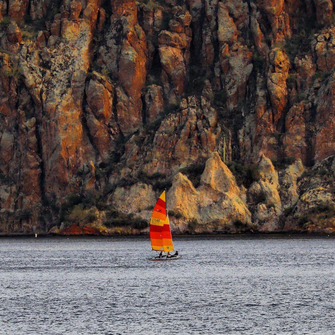 Explore Saguaro Lake on a tour boat cruise today! ⛴

📸: @damon_hanson_photo