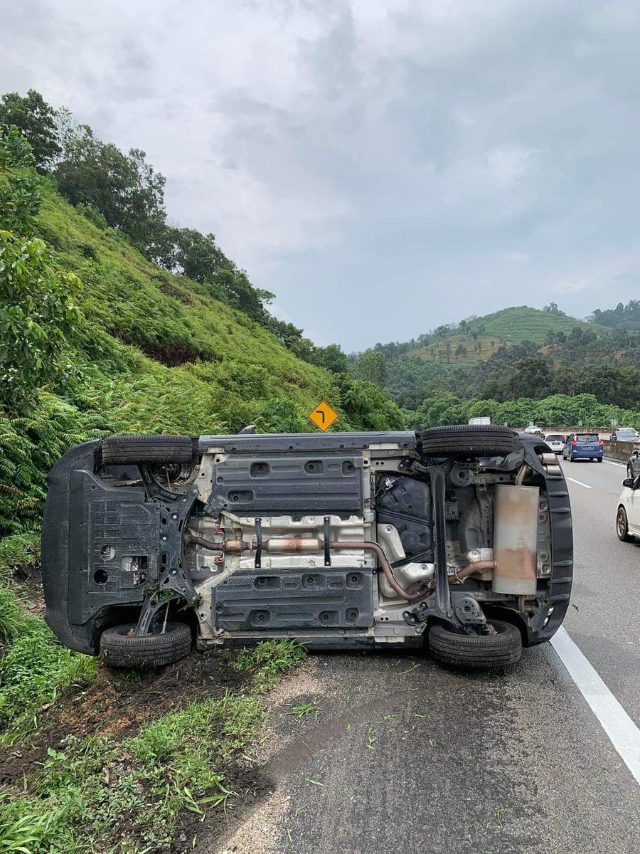 zaiquzai's tweet photo. Sepasang suami isteri dan juga bayi yang menaiki X50 terlibat dalam kemalangan di Lebuhraya KL-Karak pada 16 May 2022. 
Alhamdulillah, pasangan dan bayi tersebut selamat cuma beliau terkilan ramai menuduh suami beliau drive laju dan langgar kereta di hadapan mereka. https://t.co/icgdyxRCAw