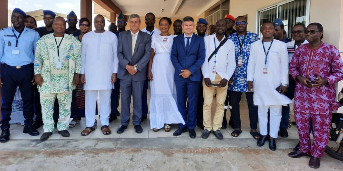 CoopSecuDefense's tweet photo. 🇫🇷🇧🇯 France-Bénin

👨🏿‍✈️Formation sur l'organisation d'exercices de gestion de crise à l'Agence nationale de l'#aviationcivile du #Bénin pour 20 stagiaires africains 🌍

✈️La Cellule régionale d’appui à la sûreté de l’aviation civile (#CRASAC🇫🇷) et l'@enacfrance à la manœuvre ! https://t.co/RKx4gLR9FN