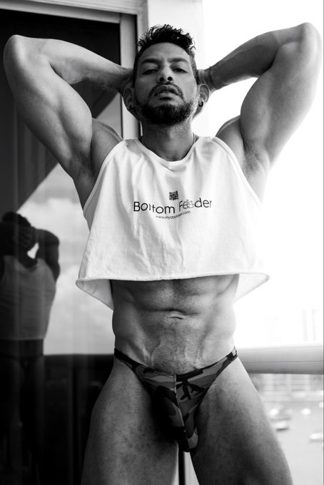 “Being sexy is all about attitude, not body type.”
.
? Go make art with @makingart9
? @MyDaddeeBox 

