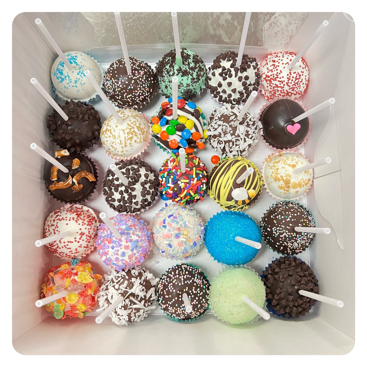 LillyMagillys's tweet photo. Cake Pops all day, everyday. https://t.co/2hSThbY8dA