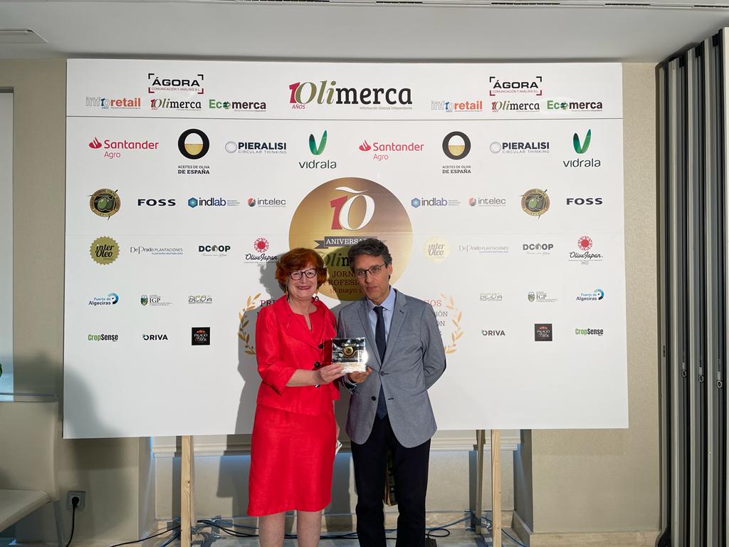 Hospital_FJD's tweet photo. PREDIMED-Plus, una de las investigaciones más importantes realizadas sobre prevención de enfermedades cardiovasculares con dieta mediterránea, ha sido premiado por #Olimerca. El galardón lo ha recogido @VazquezDoctora, jefa del Departamento de Endocrinología y Nutrición https://t.co/K3Y6jE2cLz