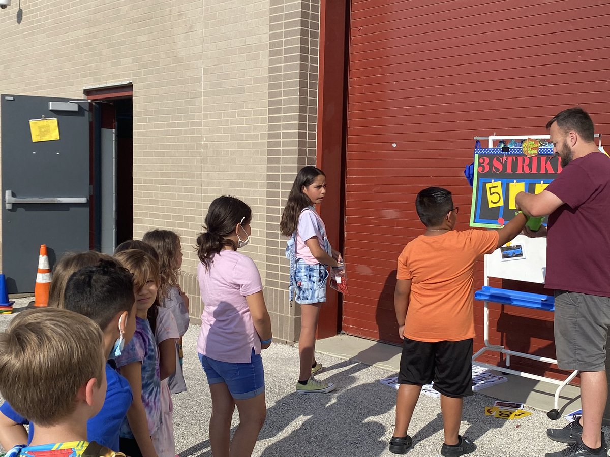 LeticiaLizcano's tweet photo. Math Rocks Celebration! @NISDEvers https://t.co/DPNBsRsNU9
