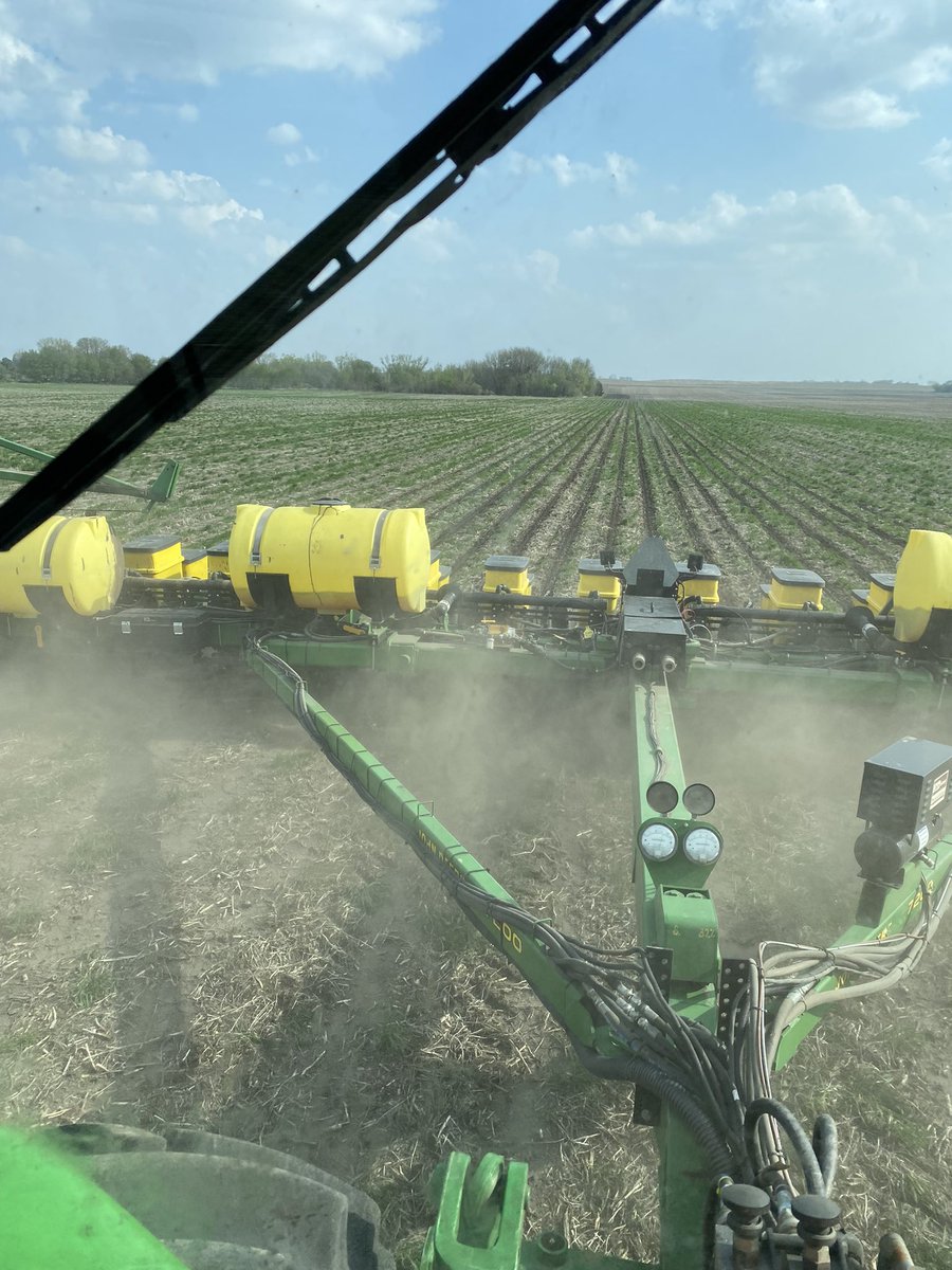 FIRE UP THE SPRAYER!

This @beckshybrids 5699 is getting planted green into some fall aerial seeded triticale. Next step is terminate the covers.

#soilhealth #triticale #herbicide #plantinggreen <a href="/BecksAgMN/">Beck's Minnesota Agronomy</a>