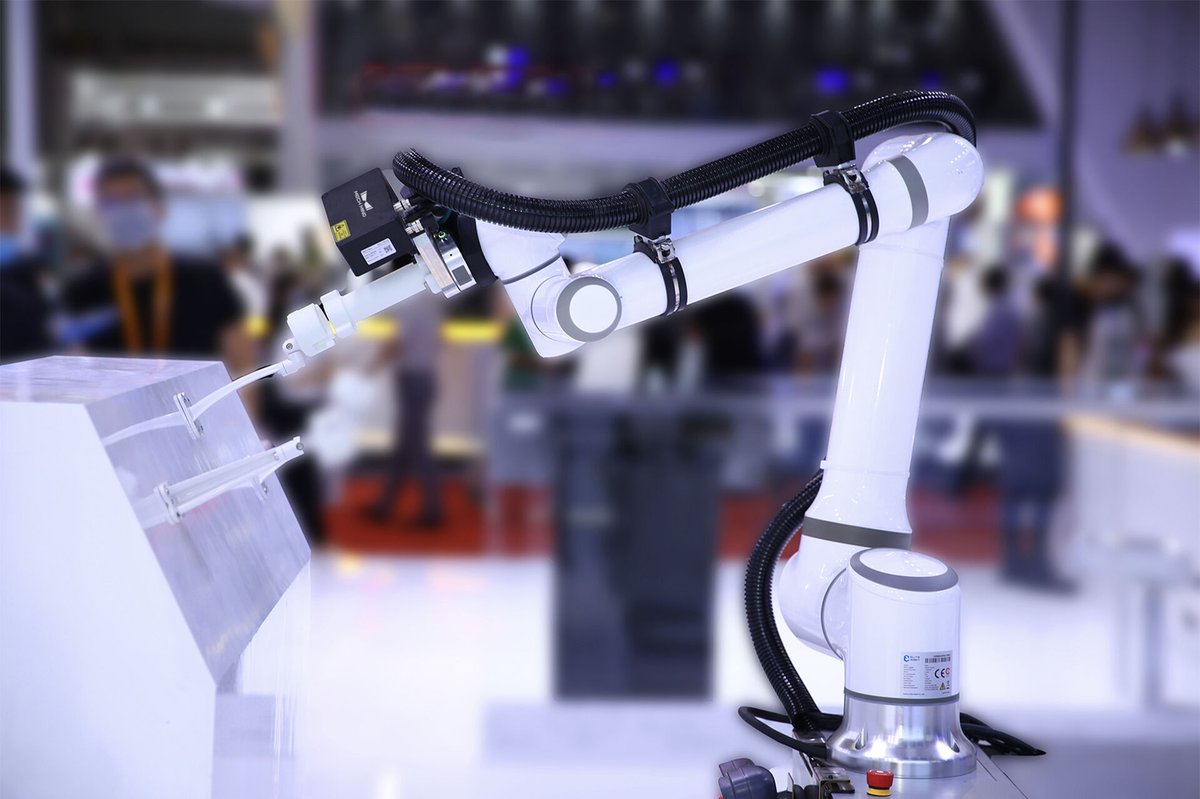 Guided along by the powerful 3D vision system, the cobots can recognize randomly-piled materials, even those with dark or reflective surfaces and complex structures, and then pick them up from deep bins accurately without damaging the components.

#robots #palletizing