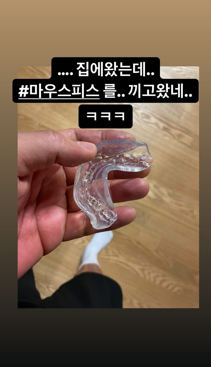RunningManIntl's tweet photo. kjk76 IG story
"#AlohaBoxing
#TodayToo #ThankYou"
".... I came home, but..
while wearing.. #MouthPiece..
ㅋㅋㅋ"
#김종국 #런닝맨 https://t.co/VXjihkhRHK
