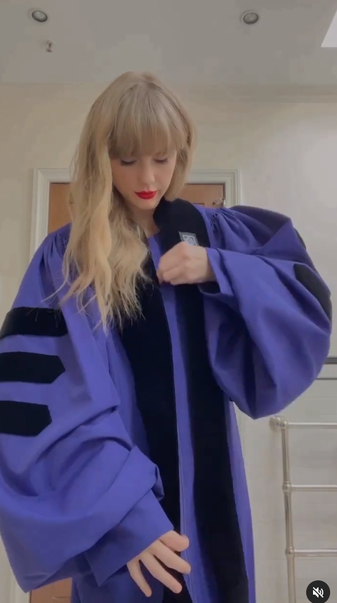 johnlennoxdd's tweet photo. Can't help it.
#22GraduatesVersion https://t.co/oBOkCOsh18