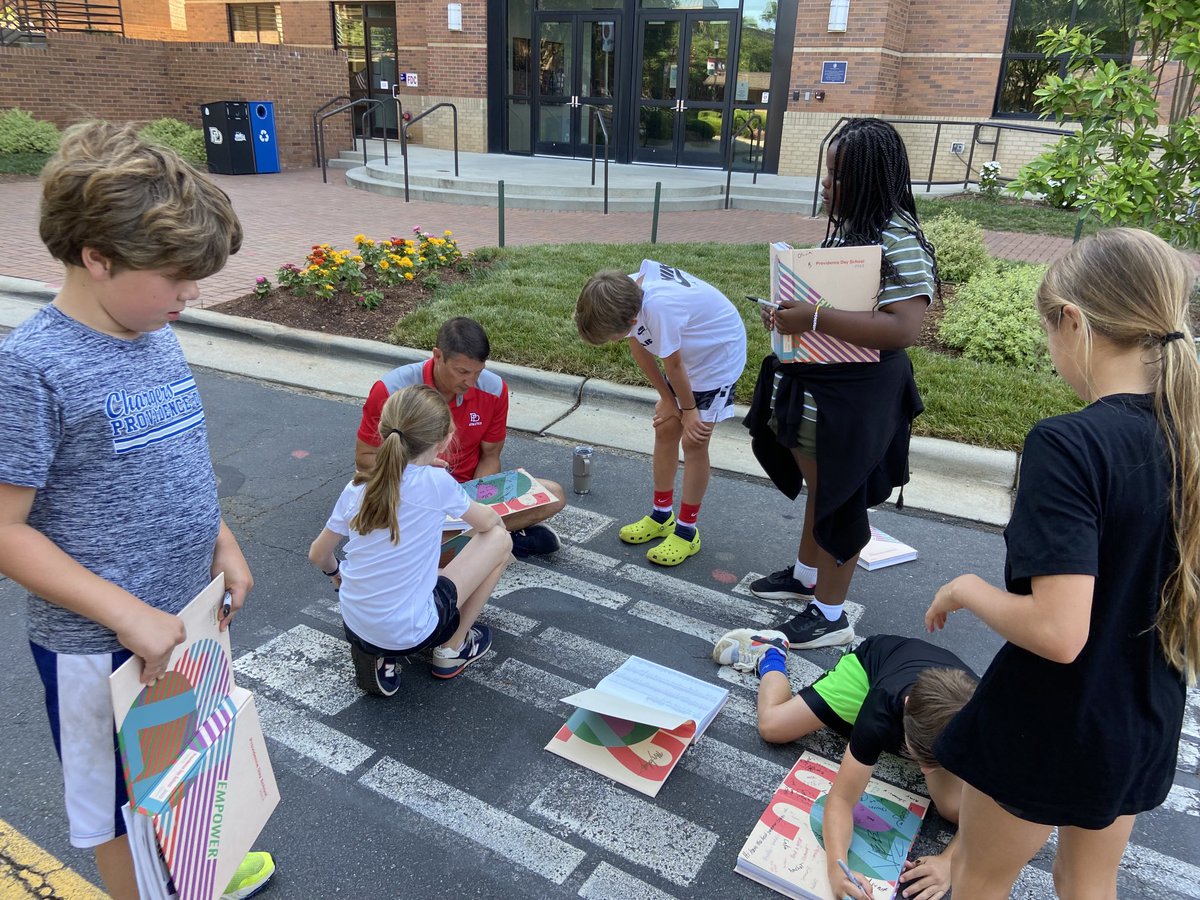 pds_5S's tweet photo. PD 5th graders enjoy yearbook signing day!  #pdschargers https://t.co/FGkIo2k31W