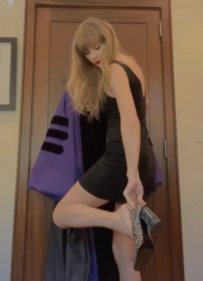 swiftiipink's tweet image. Hellooooooooooo