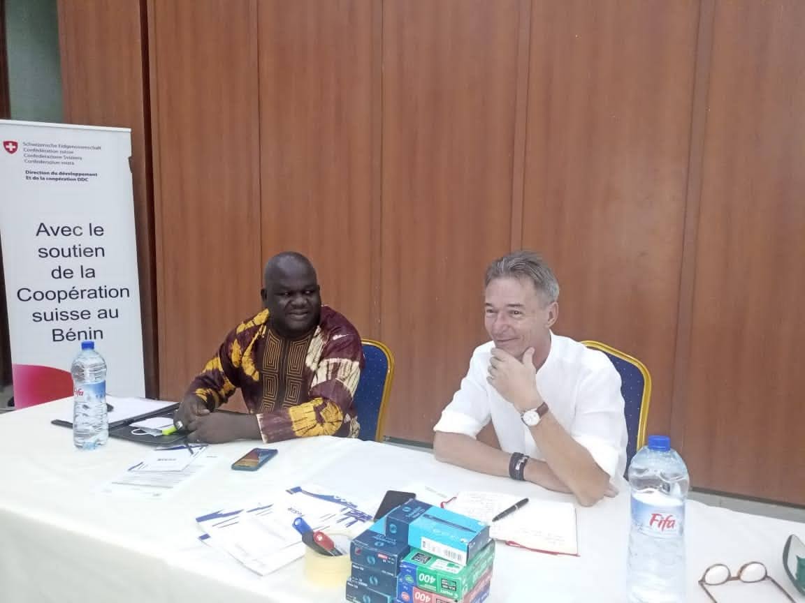 DDCBenin's tweet photo. Atelier bilan à mi parcours de la mise en œuvre des projets du #FOSIR de la 2è phase du programme Recevabilité🇨🇭: 20 organisations de la Sté civile acteurs du FOSIR ont présenté le niveau des résultats atteints afin de capitaliser des bonnes pratiques à mettre à l’échelle.#wasexo https://t.co/Y0kCd4067N