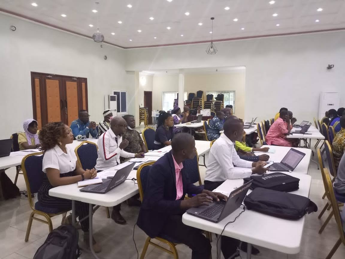DDCBenin's tweet photo. Atelier bilan à mi parcours de la mise en œuvre des projets du #FOSIR de la 2è phase du programme Recevabilité🇨🇭: 20 organisations de la Sté civile acteurs du FOSIR ont présenté le niveau des résultats atteints afin de capitaliser des bonnes pratiques à mettre à l’échelle.#wasexo https://t.co/Y0kCd4067N