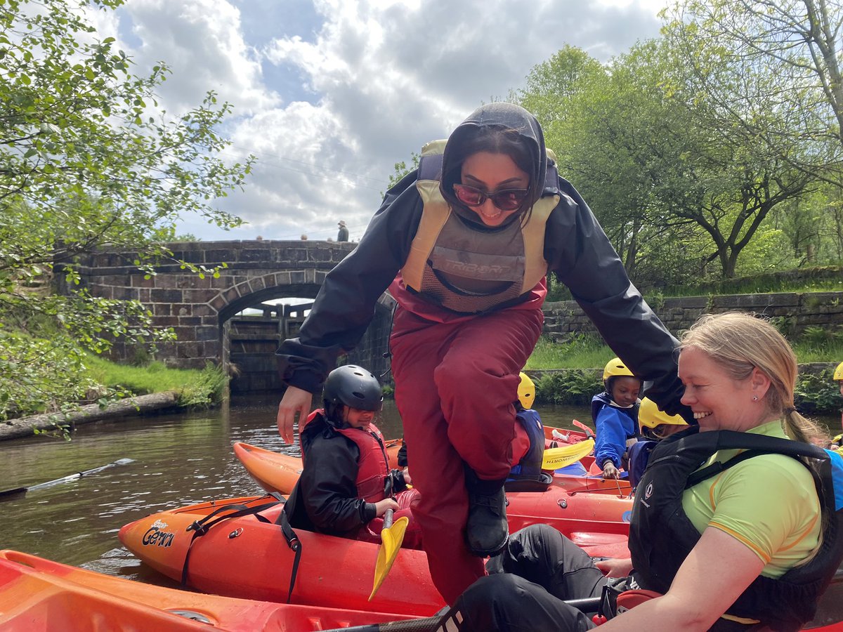 GreenbankSch's tweet photo. Miss Begum came for a kayak with the children on todays session. Great conditions today ☀️💦 #spalsh #outdooradventurouslearning @realrochdale @CLOtC https://t.co/OJxjyvYKkN