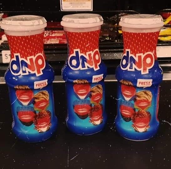 coldashood's tweet photo. pelearnos con danup valió la pena, ayer un fan le dio a michael la edición especial de 5sos <3 https://t.co/WXv710Qypn
