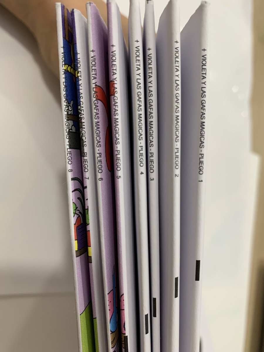 MarionDBJ's tweet photo. Las capillas de Violeta y las gafas mágicas de Émilie Clarke. Por cierto, el glosario de TsEdi es maravilloso para entender la terminología del mundo editorial… https://t.co/Nc4RseFXfl