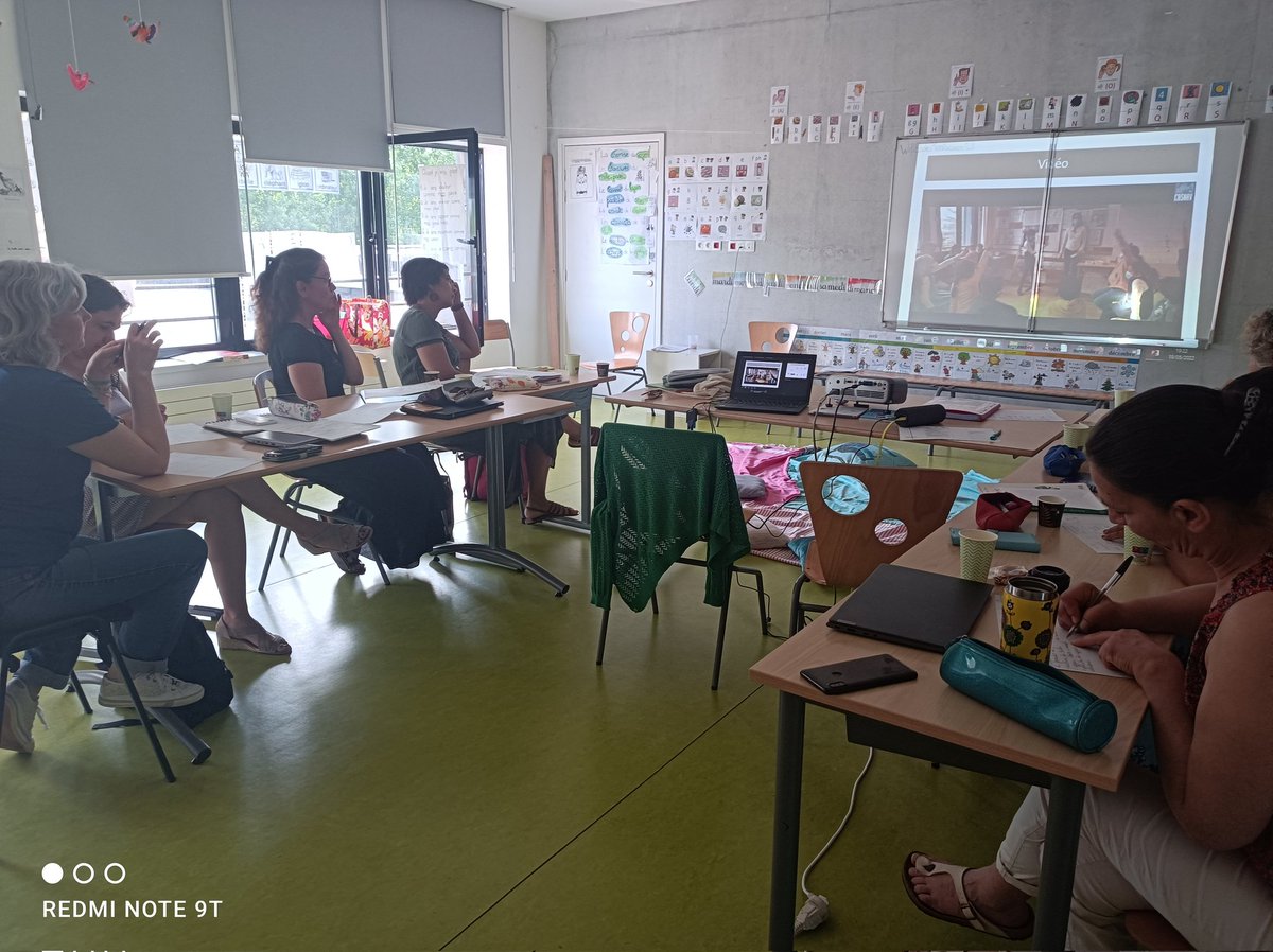 SLapaian's tweet photo. J2 apprendre à lire aux Élèves allophones ou EFIV non lecteurs lectures écoutes plurilingues atelier d'écriture #upe2a #efiv #ecouter_dire_lire_ecrire #flsco #plurilinguisme @casnav_toulouse @DSDEN82 @ecole_jean_moulin https://t.co/YnmhduPCpu
