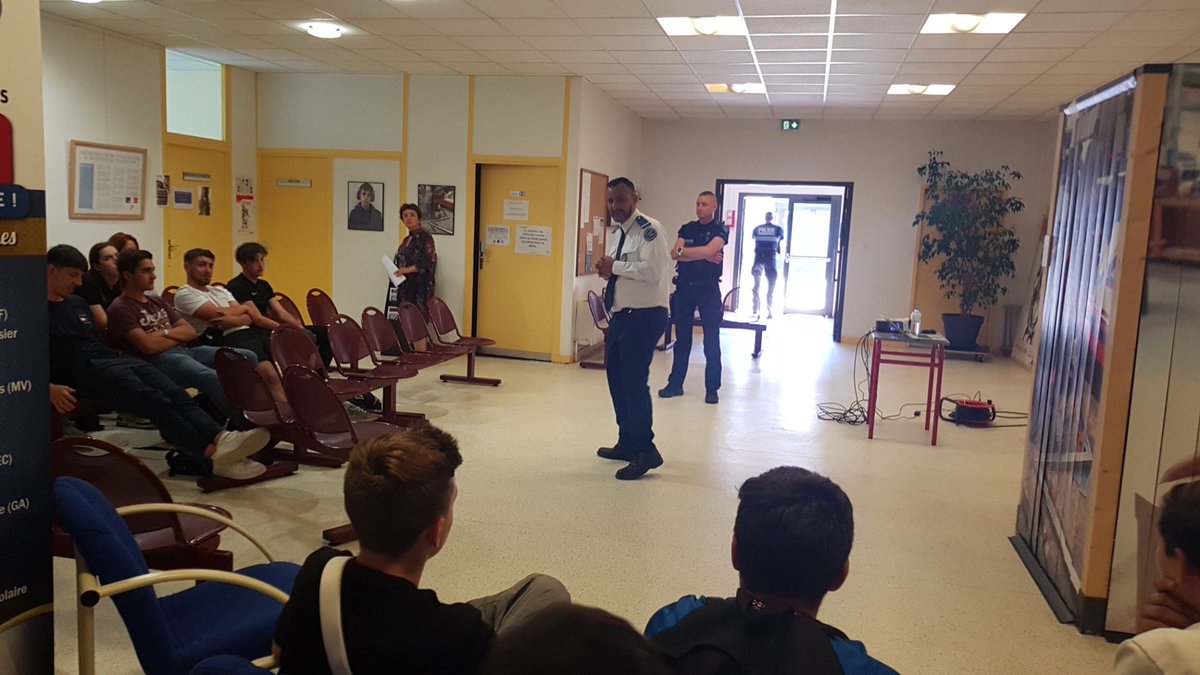 Prefet74's tweet photo. #SécuritéRoutière Sensibilisation à une @RoutePlusSure des élèves du lycée professionnel du Chablais à @thononagglo : ateliers alcool, stupéfiants, simulateurs 2RM... avec @SDIS_74 @PoliceNat74 @CroixRouge #ADATEEP @Preventionrout #PoliceMunicipale #FFMC https://t.co/df2TBEAZHJ
