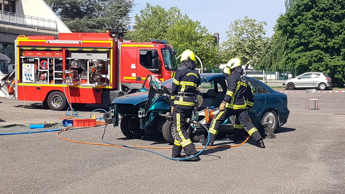 Prefet74's tweet photo. #SécuritéRoutière Sensibilisation à une @RoutePlusSure des élèves du lycée professionnel du Chablais à @thononagglo : ateliers alcool, stupéfiants, simulateurs 2RM... avec @SDIS_74 @PoliceNat74 @CroixRouge #ADATEEP @Preventionrout #PoliceMunicipale #FFMC https://t.co/df2TBEAZHJ