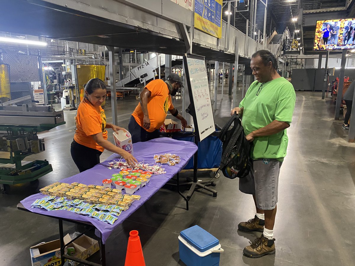 AbdulAb45258458's tweet photo. Team Willowbrook’s Safety committee ready for today’s “Meet and Greet”. HYDRATION 💦💦💦 continues to be the focus.
#WillowbrookStrong
#WillowBest
#UPSProud
@SoCalLeaders 
@JohnSzilagyi2 
@Crystal84719509 
@UPSers 
@RedRiverUPSers https://t.co/KQ8wEVdj0x