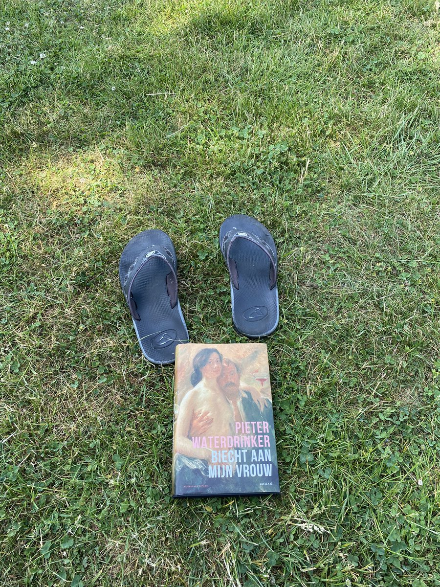 Robin101965's tweet photo. Op vakantie in Maastricht genieten van een goed boek. #PieterWaterdrinker https://t.co/dbDjTbl9tP